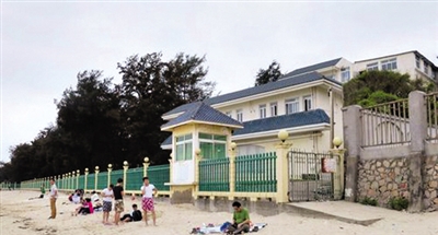 深圳市国税局金水湾度假村沙滩被围上栅栏