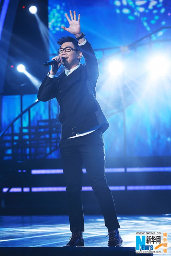 祖蓝娘炮附体玩鲤鱼打挺 品冠再当爹客串演小品