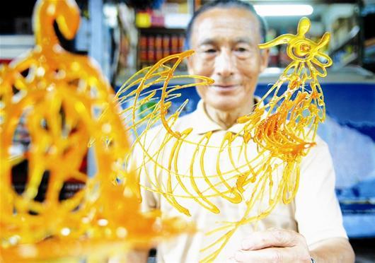 68岁汽修工自学糖画30年 受邀赴海外表演(图)