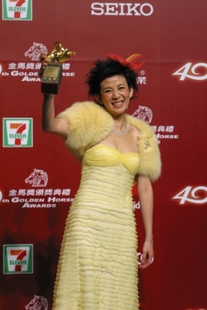 曝宋丹丹脱裤照露红肚兜 被郭达摸大腿尖叫