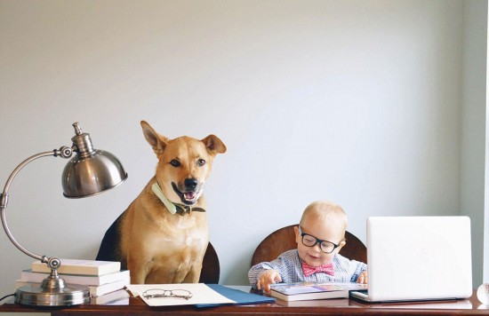 组图:美母亲拍儿子与宠物狗亲密陪伴照