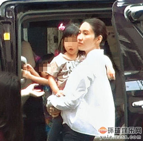 港星黎姿4岁双胞胎女儿近照首曝光 美貌堪比妈