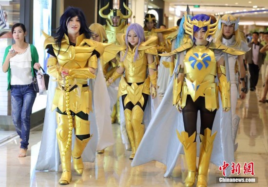 "黄金圣斗士"现身南京 cosplay演绎动漫经典