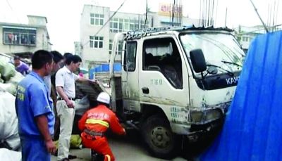 江苏邳州5岁男娃疑发动汽车 货车撞倒祖孙3人