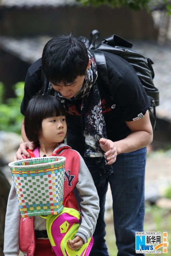 《爸爸去哪儿2》第二集:蜂房取食材 吴镇宇父