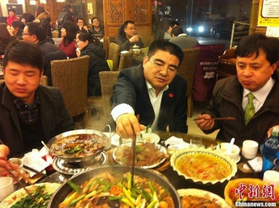 2013125ջԴ޹˾³¹乫˾40ԱϾͷһʣʣˡڳǰ¹겻ԱˡԱᡱÿԱһ˫ӣǿ˵ٱ鲻һ顱¹ʾ쿪ʼ乫˾ʳòԱϽͷʣʣˣϣܹԵ棬ø˽Լʳˮ硣