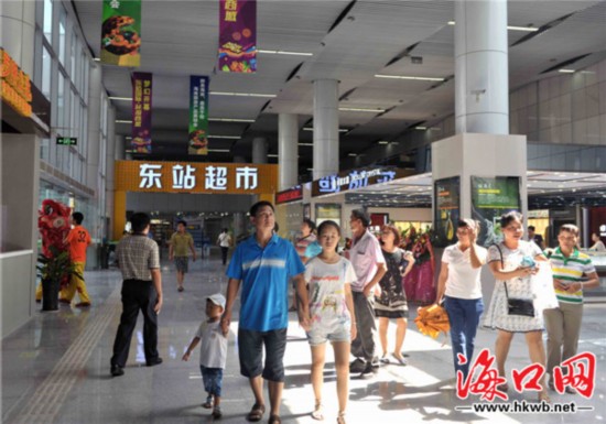 东站国际站前商城的“吃货街”。记者 李汉仁 摄