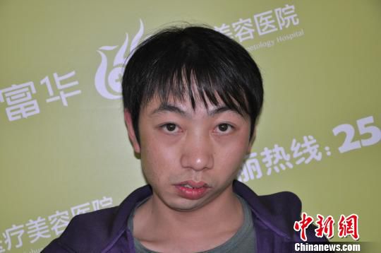 红毯秀 非洲部落头顶牛粪做发型 盘点动物打哈欠 1吨活龙虾爬满路面