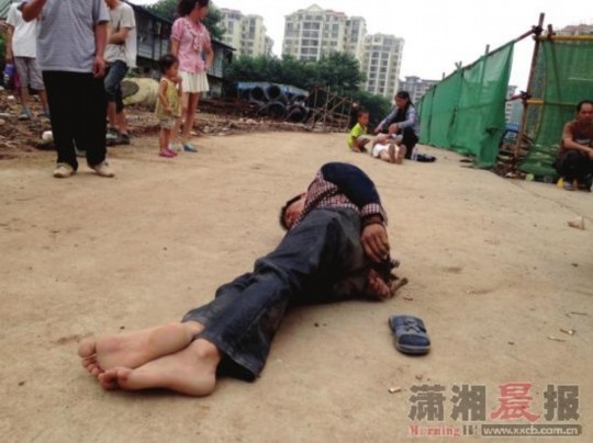 农民工坠楼鉴定8级伤残 父亲讨款不成被<em>捆绑</em>(