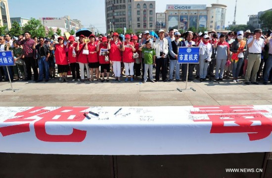 Residents make a vow to become anti-drug volunteers on International Day Against Drug Abuse and Illicit Trafficking in Wuzhong City, northwest China's Ningxia Hui Autonomous Region, June 26, 2014.