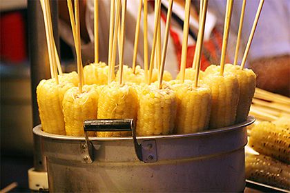 外表如金越煮越香 街头玉米香精水泡熟