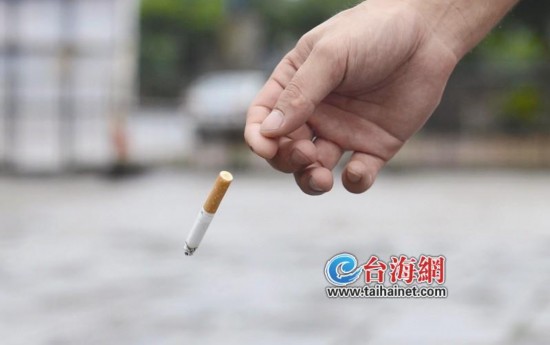 厦禾路上男子随手将烟头丢弃