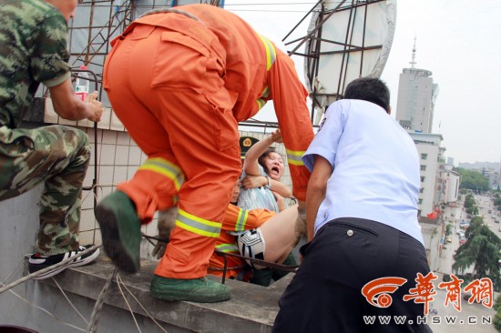 汉中一女子因债务缠身欲轻生 民警劝了一小时
