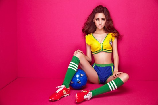 <em>于港妹</em>最新性感<em>写真</em>曝光 穿啦啦队服显修长美