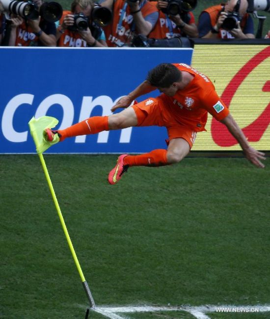 Netherlands won 2-1 over Mexico and qualified for Quarter-finals on Sunday.