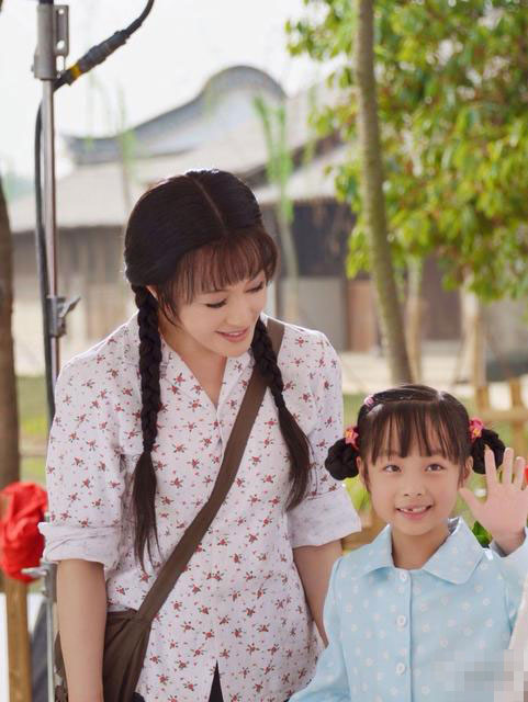 59岁刘晓庆再演<em>少女</em> <em>麻花</em>辫斜挎包亮相【6】-
