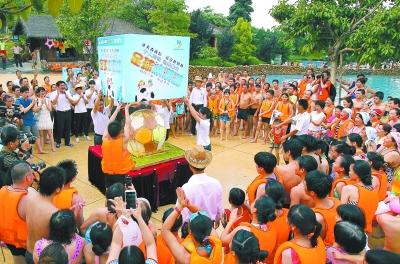 千人同吃千斤足球冰淇淋 感受足球氛围(图)