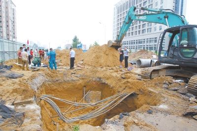 郑州:铺设管道遭遇塌方,4人被埋