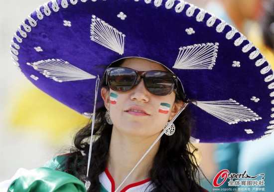 高清:荷兰vs墨西哥 球迷造型千姿百态