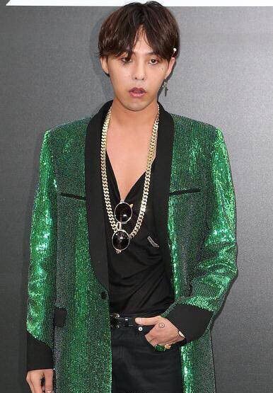 权志龙亮相巴黎时装周 吸烟摆酷显颓废