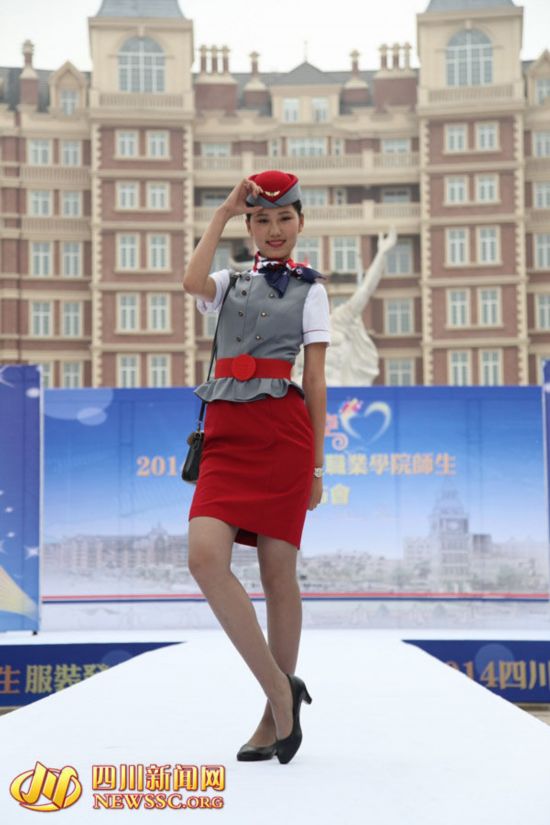 准空姐 晒时尚制服 网友赞国际范十足
