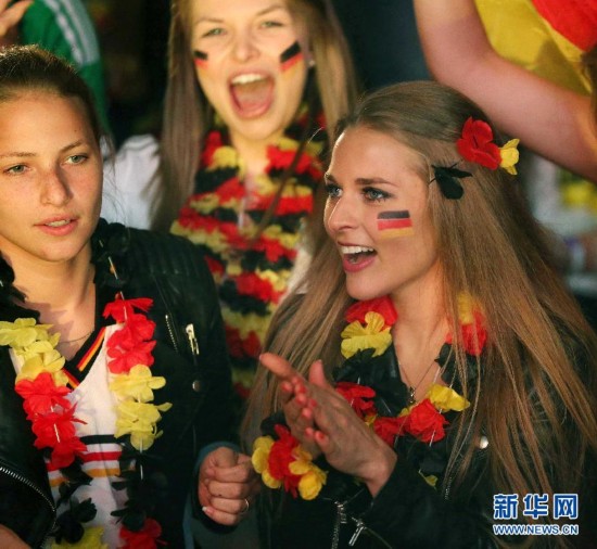 (世界杯·足球连线)(3)球迷庆祝德国队晋级八强