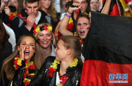 (世界杯·足球连线)(2)球迷庆祝德国队晋级八强