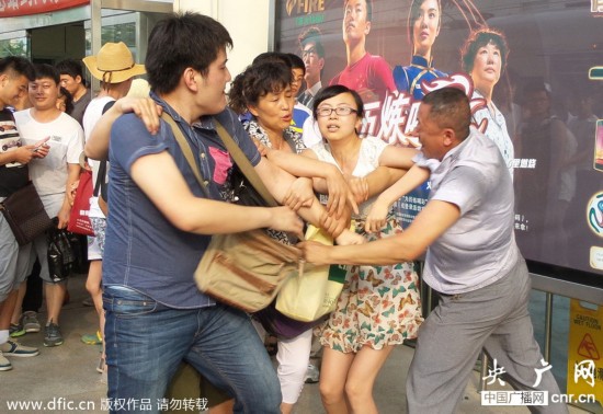 大连快轨拥挤严重 发生殴斗事件【4】--陕西频道--人民网