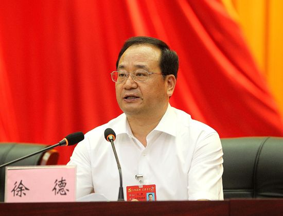 大会在雄壮的国歌声中开幕.县委书记徐德代表县委,汐全县4.