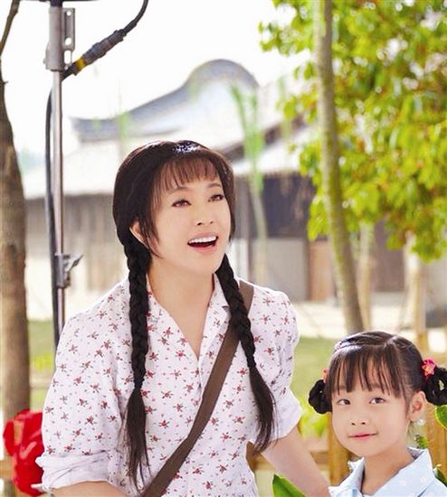 刘晓庆再演少女 梳麻花辫斜挎背包(图)--人民网福建图片