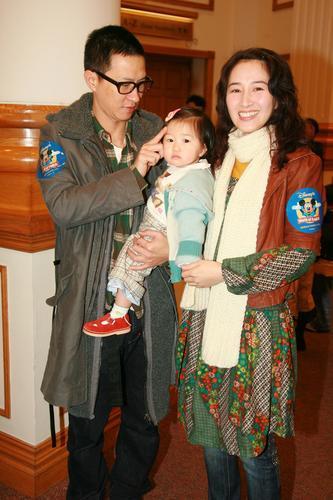 关咏荷带女儿逛街 女儿外套罩头躲避镜头