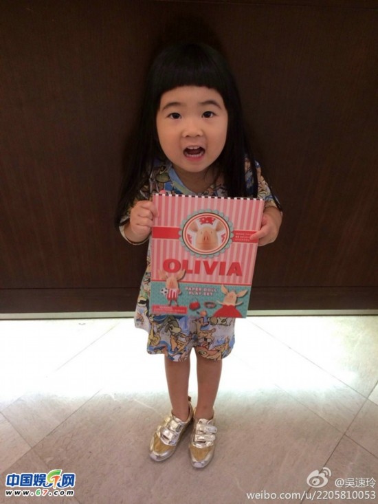 曹格<em>女儿</em>陪妈妈试装调皮掀衣露肚脐 <em>姐姐</em>街头