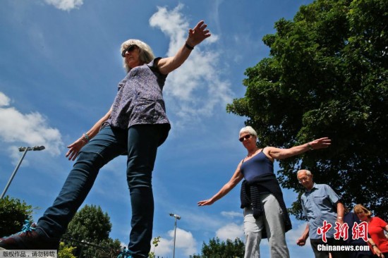 运动无极限 英国60岁以上老人练习跑酷