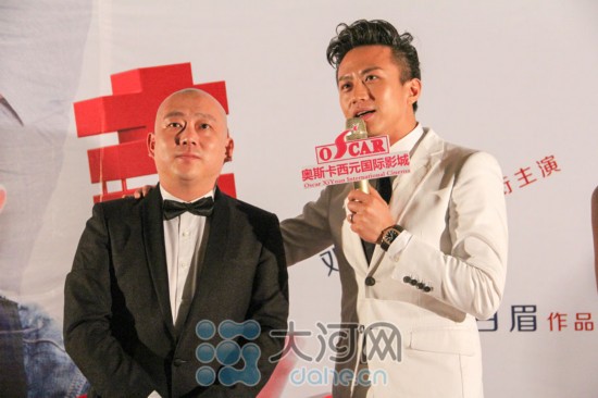 《分手大师》来郑宣传 邓超现身与粉丝互动玩