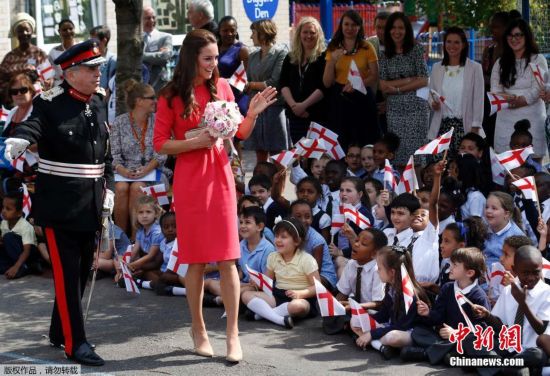 凯特王妃粉裙访问学校 蹲地与孩子亲切交流