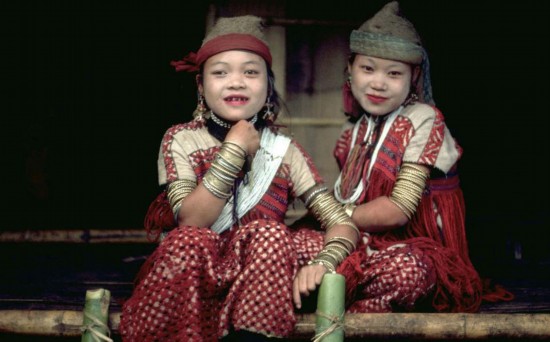 泰国隐世村落照片曝光 儿童抽烟玩步枪