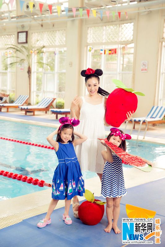 钟丽缇与两爱女五彩写真 阳光甜蜜纯真动人【