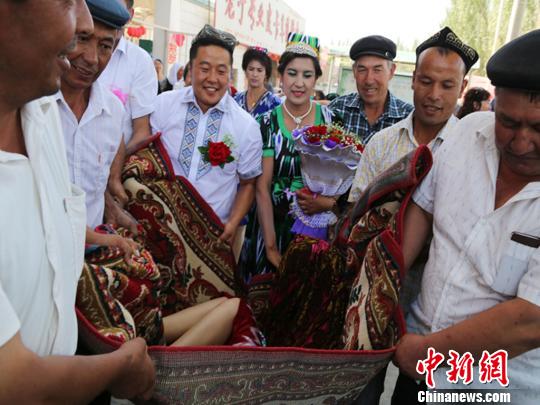 新疆且末漢族新人的維吾爾族婚禮（組圖）