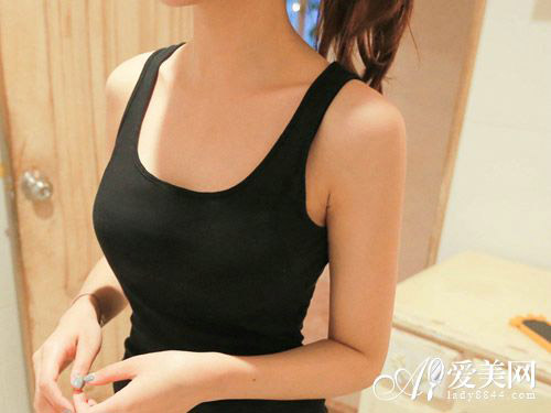 (一)穿对内衣     女性需要学会对乳房的自我检查