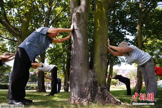 运动无极限 英国60岁以上老人练习跑酷(高清组