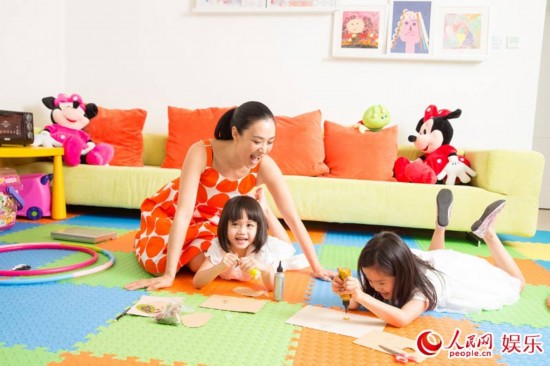 钟丽缇与两爱女五彩暑期写真 阳光甜蜜纯真动