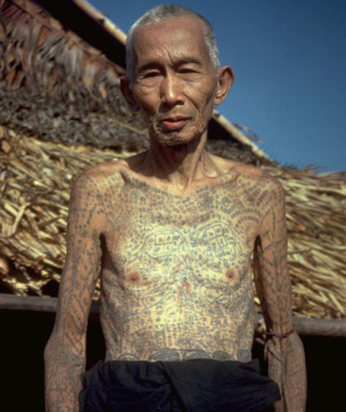 泰国罕见隐世部落照片曝光 儿童吸烟玩步枪(高