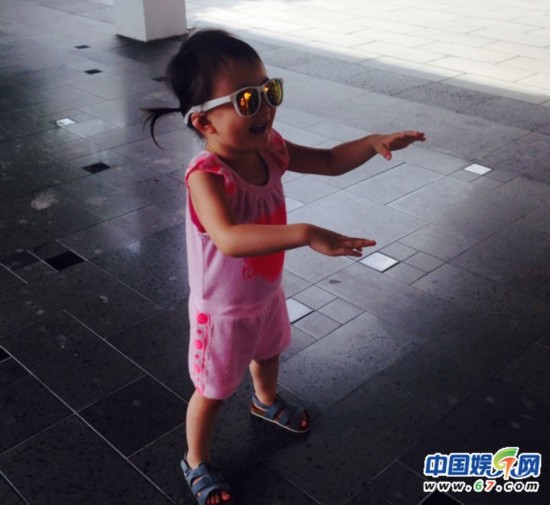 甜馨奥莉姐妹隔空扭屁股赛舞 海洋馆手舞足蹈