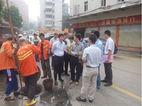 天河区委常委、常务副区长蓝小环现场察看水浸