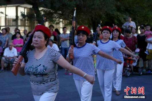 北京大妈广场舞爱好者 表演持枪打鬼子舞蹈