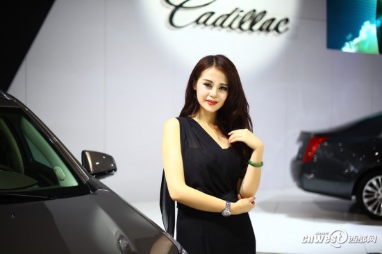 西安车展借力世界杯 靓丽车模化身足球宝贝