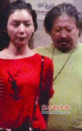 洪金宝与绯闻女友的合影