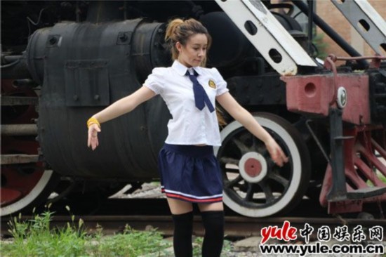 范冰冰艺校校花高彩琪制服诱惑版《小苹果》