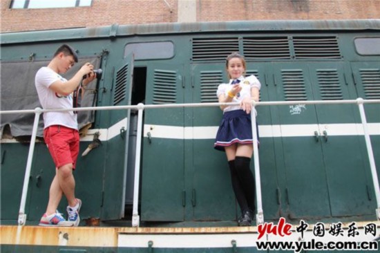 范冰冰艺校校花高彩琪制服诱惑版《小苹果》