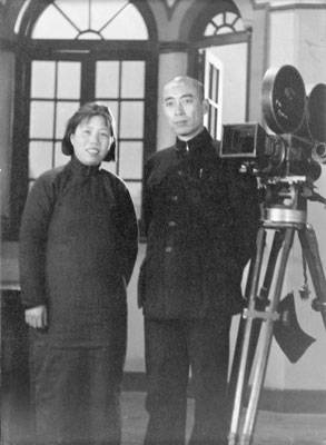 1938年,邓颖超和周恩来在武汉荷兰进步友人伊文思赠送给八路军的电影机前留影。